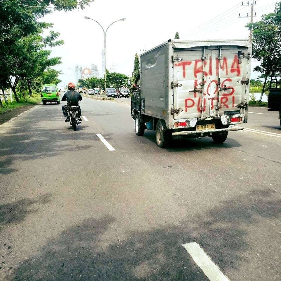 bokong-truk-memang-menggoda