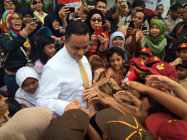 Turun dari Mobil, Anies Baswedan Bikin Heboh Warga Sambut Tamu KAA