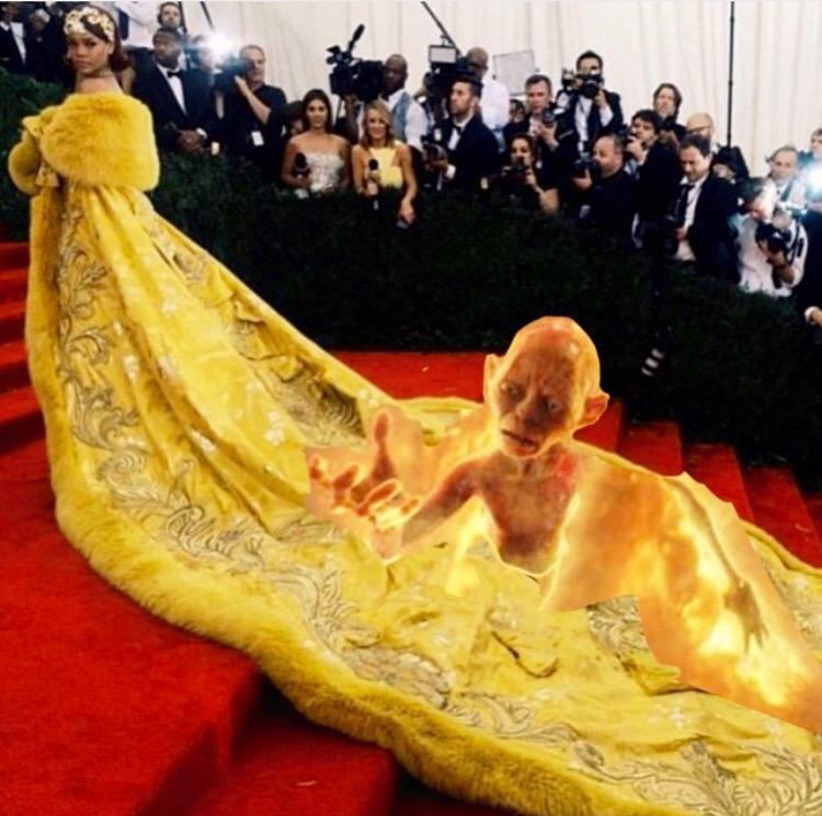 5 Meme Kocak Baju Kuning Panjang Rihanna Saat Hadir di Met Gala