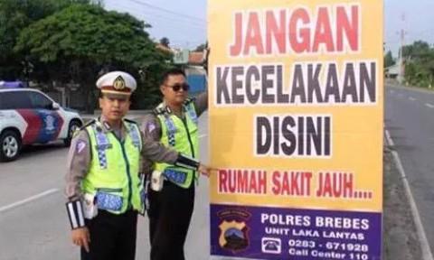 Guys, Siap-siap Sakit Perut Lihat Kumpulan Banner yang Kocaknya Gak Ketulungan Ini!