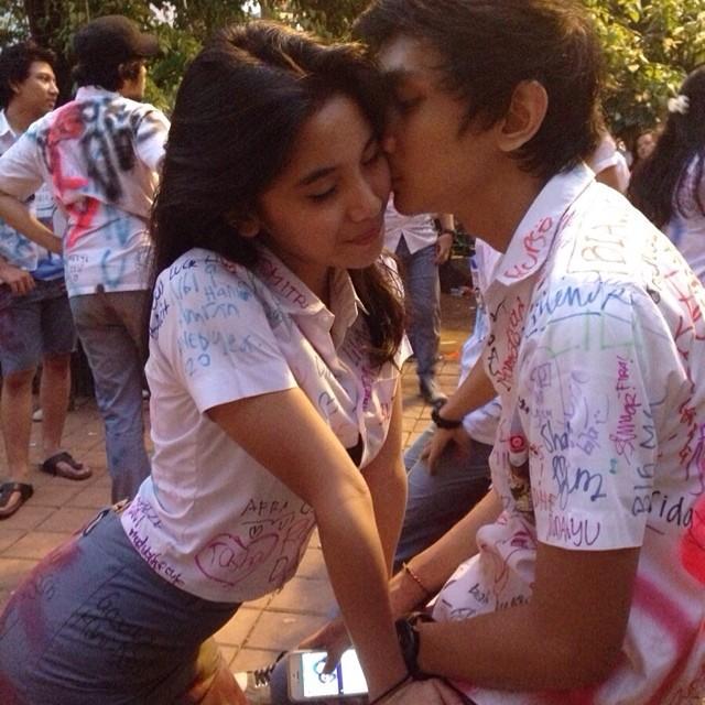 Bray gue ngefans banget sama rok ketatnya mbak ini, bikin cenat-cenut
