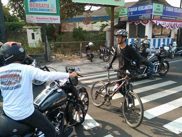 Pengendara Sepeda Ini Hentikan Konvoi Moge yang Tidak Taat Aturan