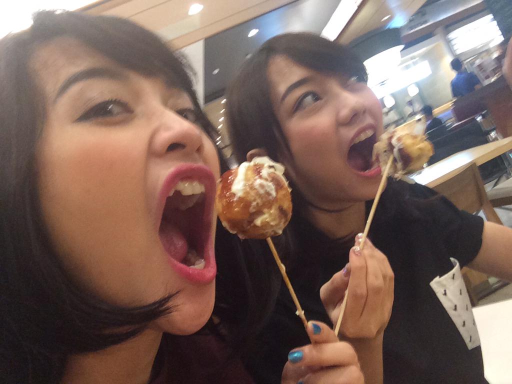 cewek-cantik-ber-kostum-animestand-quottakoyakiquot-ini-diserbu-pembeli