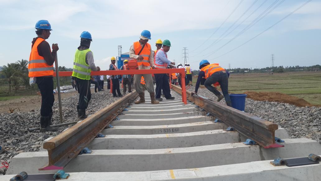 Rel Kereta Api Sulawesi Dipasang Hari Jumat