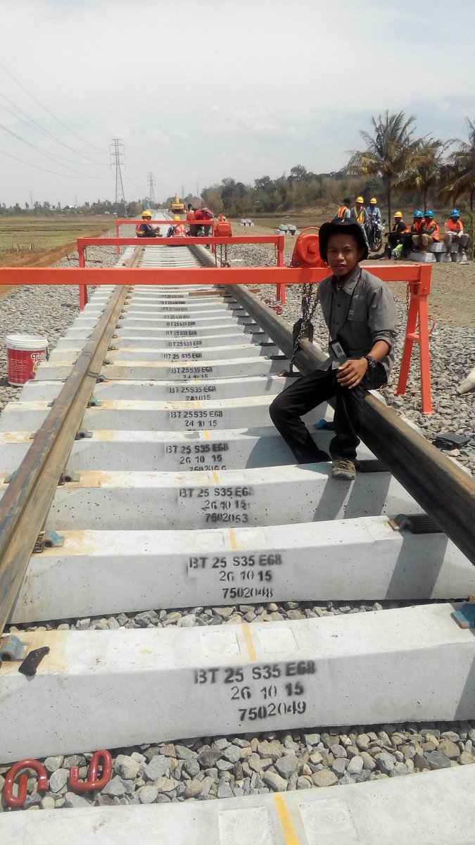 Rel Kereta Api Sulawesi Dipasang Hari Jumat