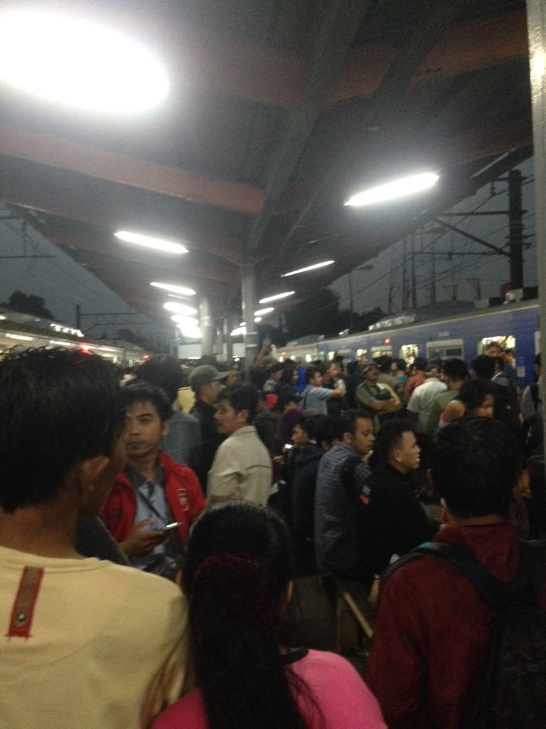 Terjadi Tanah Longsor di Cilebut-Citayam, KRL gak bisa lewat !