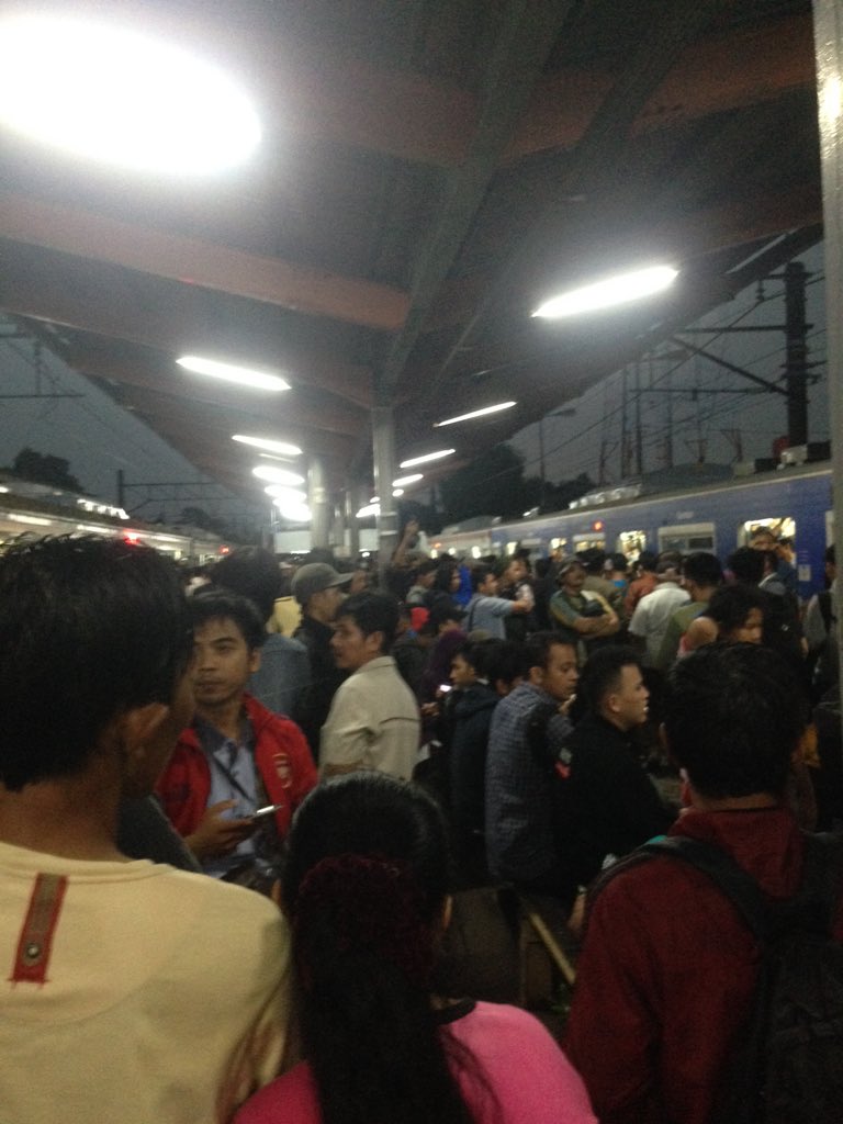 Terjadi Tanah Longsor di Cilebut-Citayam, KRL gak bisa lewat ! 