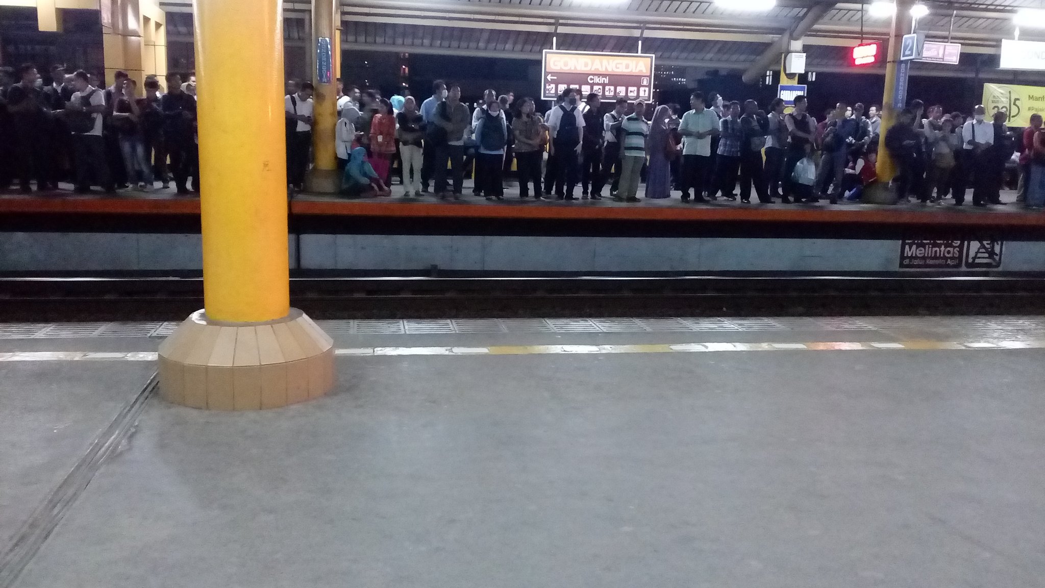 Terjadi Tanah Longsor di Cilebut-Citayam, KRL gak bisa lewat !