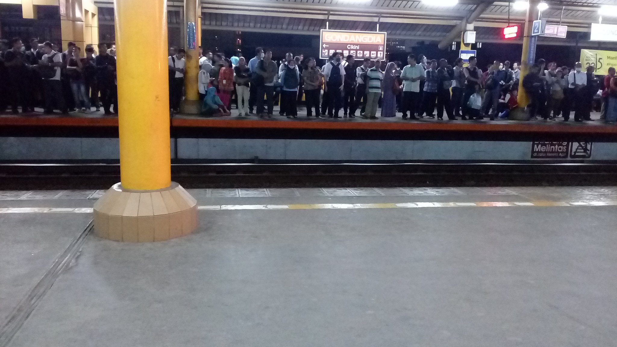 Terjadi Tanah Longsor di Cilebut-Citayam, KRL gak bisa lewat ! 