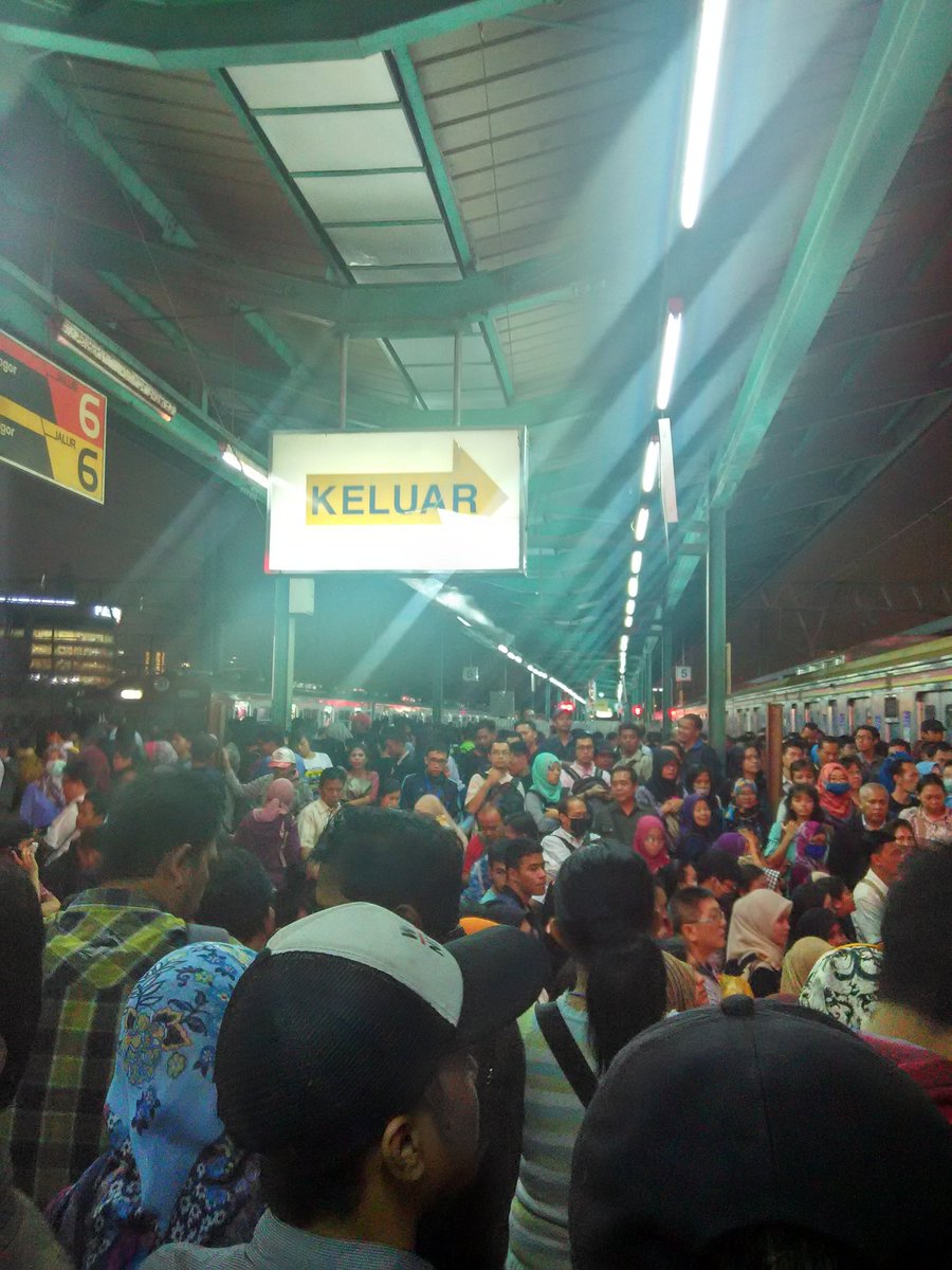 Terjadi Tanah Longsor di Cilebut-Citayam, KRL gak bisa lewat ! 