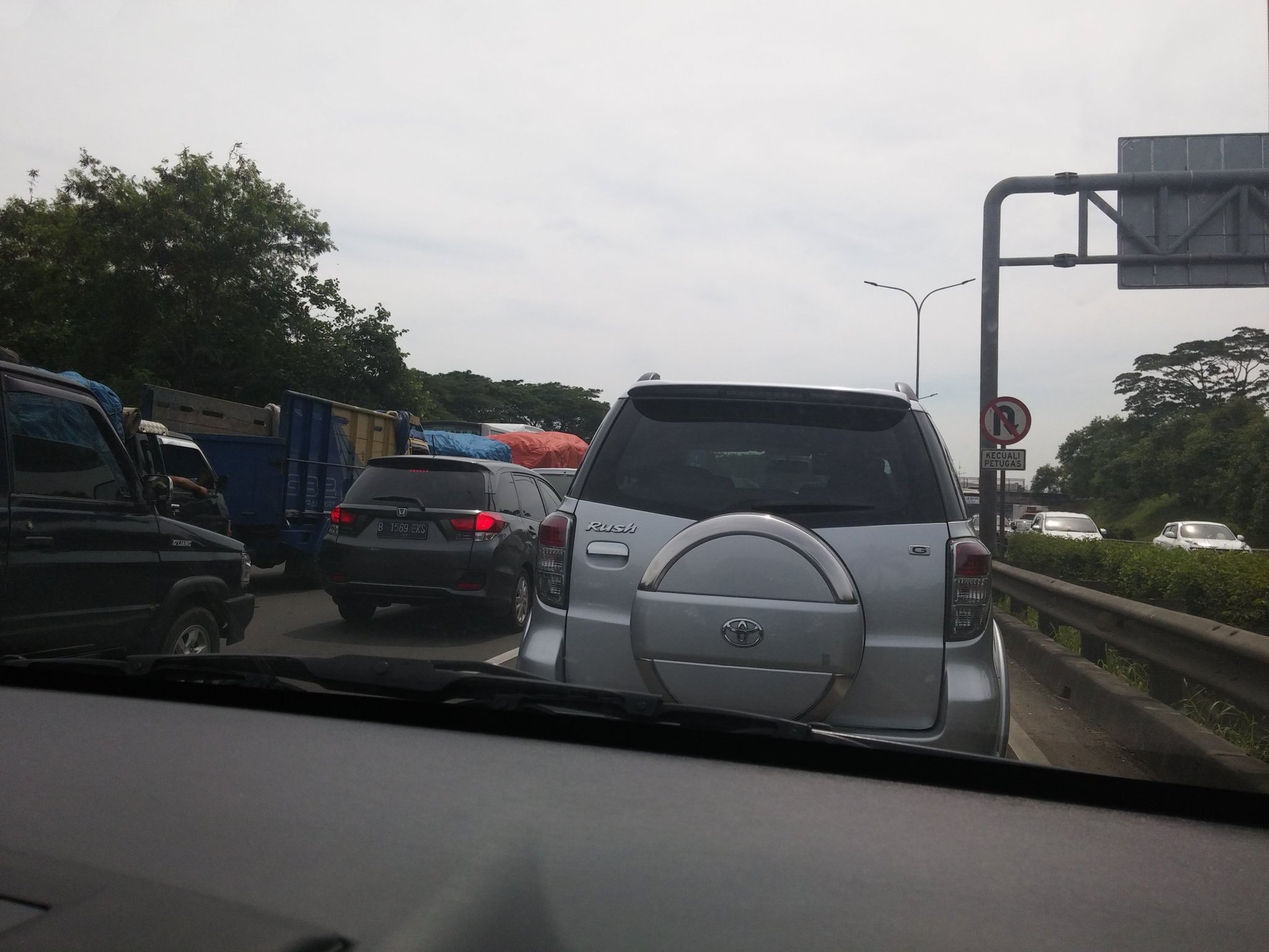 Seperti inilah macet jelang liburan Natal dan akhir tahun di jalan tol! 