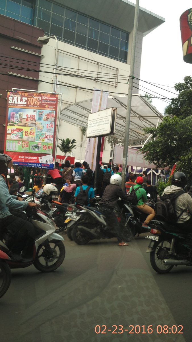 Inbox SCTV di Mall Klender Mengakibatkan Macet Parah di Jl. I Gusti Ngurah Rai