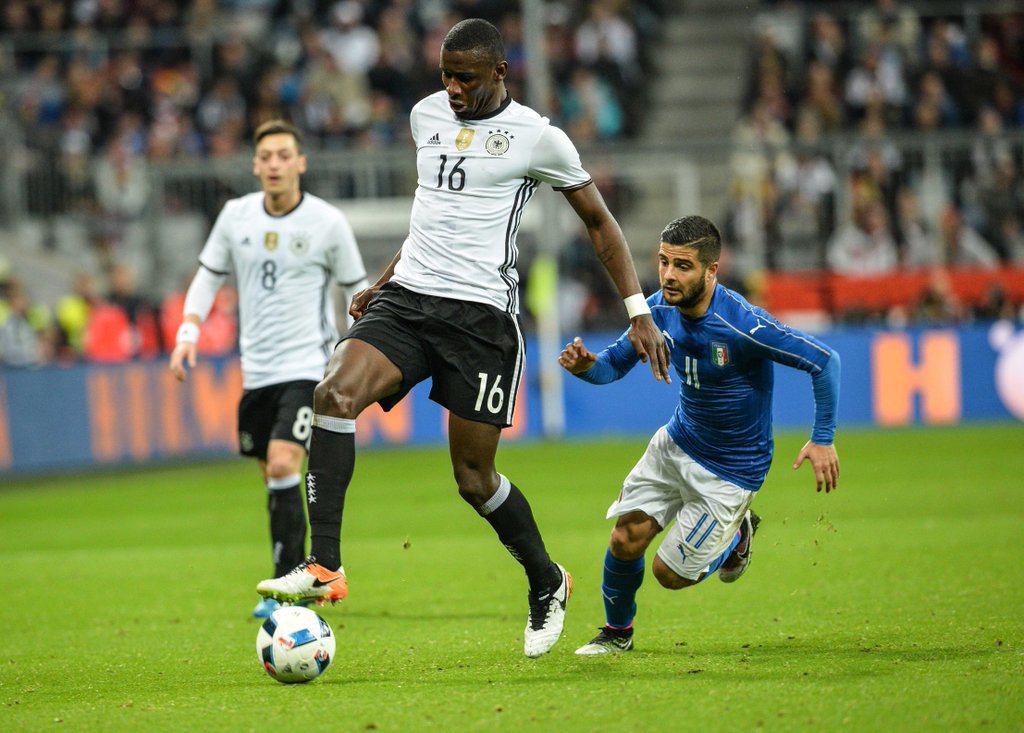 Satu Pemain Azzurri Terlihat Kelewat Pendek di Antara Raksasa Italia, Siapakah Dia?