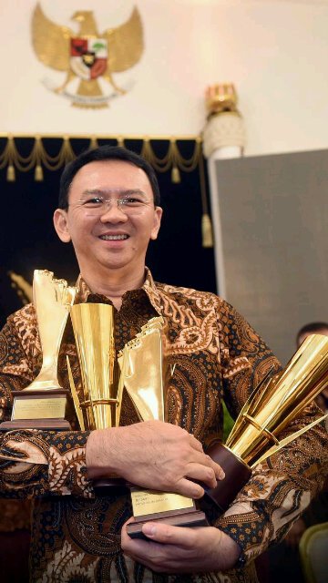 ★★★ Ahok Dapat 4 Penghargaan Heboh, Aher Dapat Ratusan Penghargaan Biasa Saja ★★★