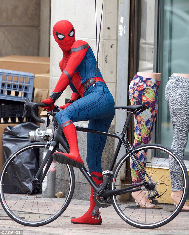 Hebohnya Spider-Man Beraksi di Tengah Kota (Behind The Scene Photo)