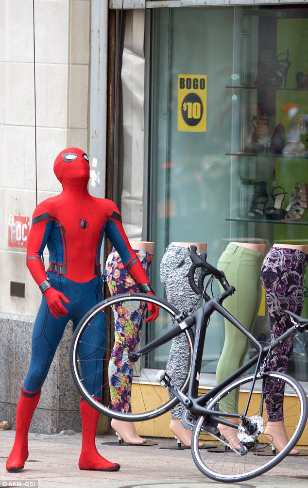 Hebohnya Spider-Man Beraksi di Tengah Kota (Behind The Scene Photo)