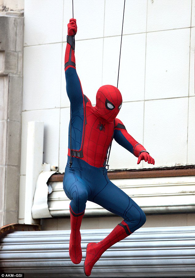 Hebohnya Spider-Man Beraksi di Tengah Kota (Behind The Scene Photo)