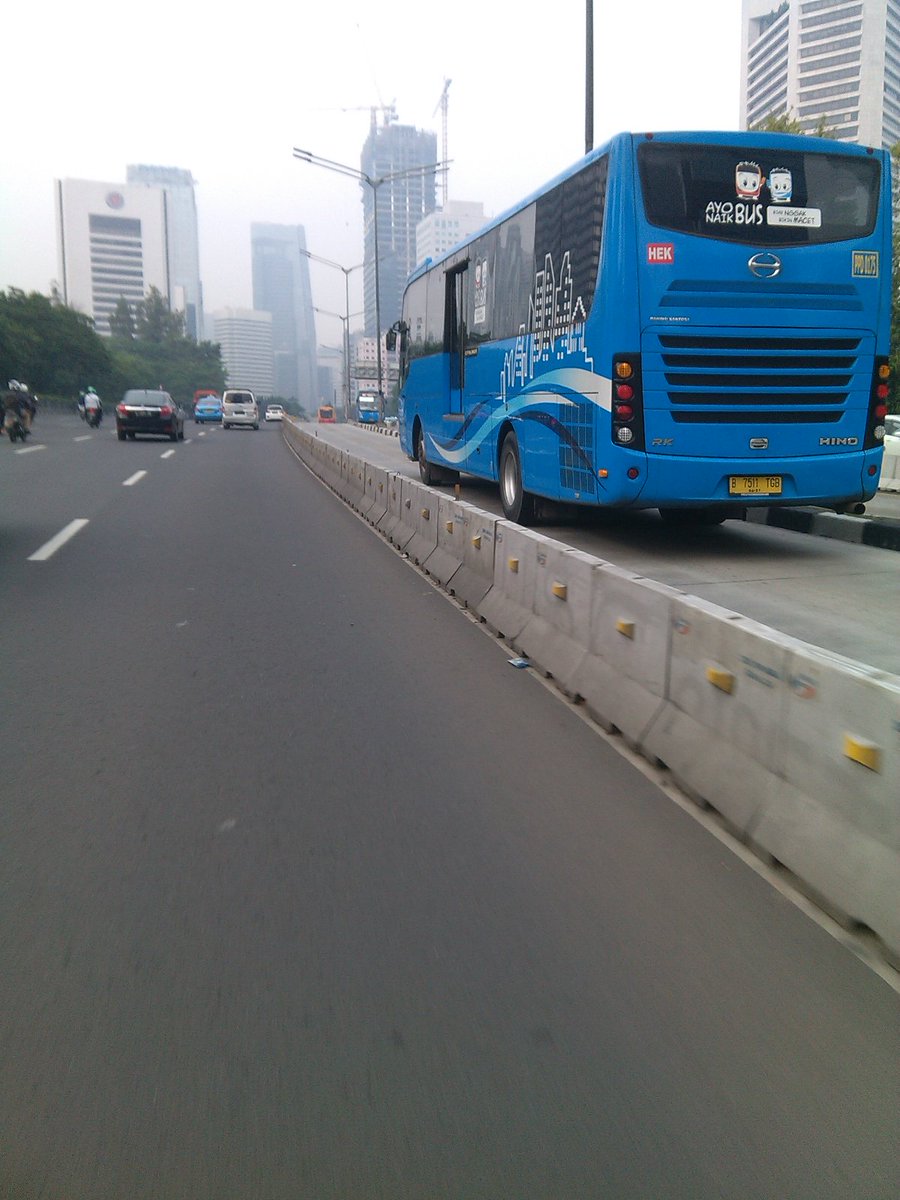lewat-di-jalur-pantura-bus-transjakarta-bikin-takjub-warga