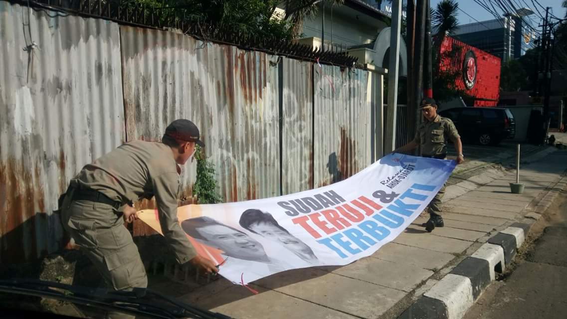 Muncul Meme Satpol PP Pasang Spanduk, Ahok: Black Campaign Pengecut!