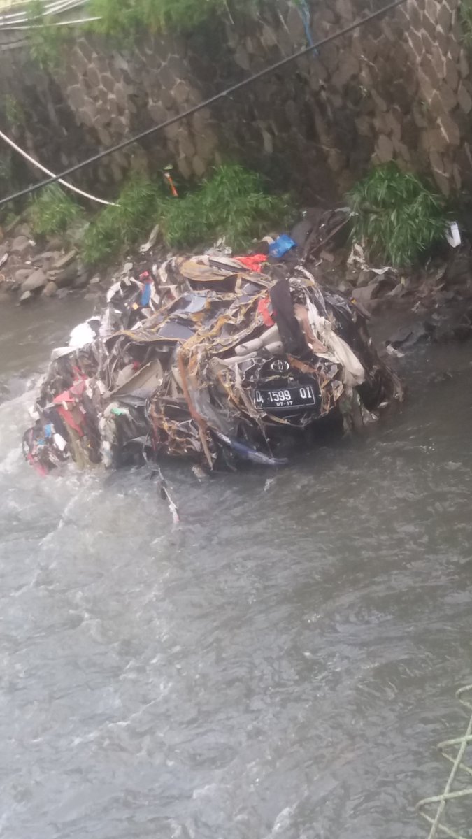 BREAKINGNEWS: Banjir Pagarsih Kembali Seret Dua Mobil