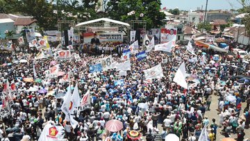 LAUTAN MANUSIA HADIRI KAMPANYE TERBUKA PRABOWO-SANDI