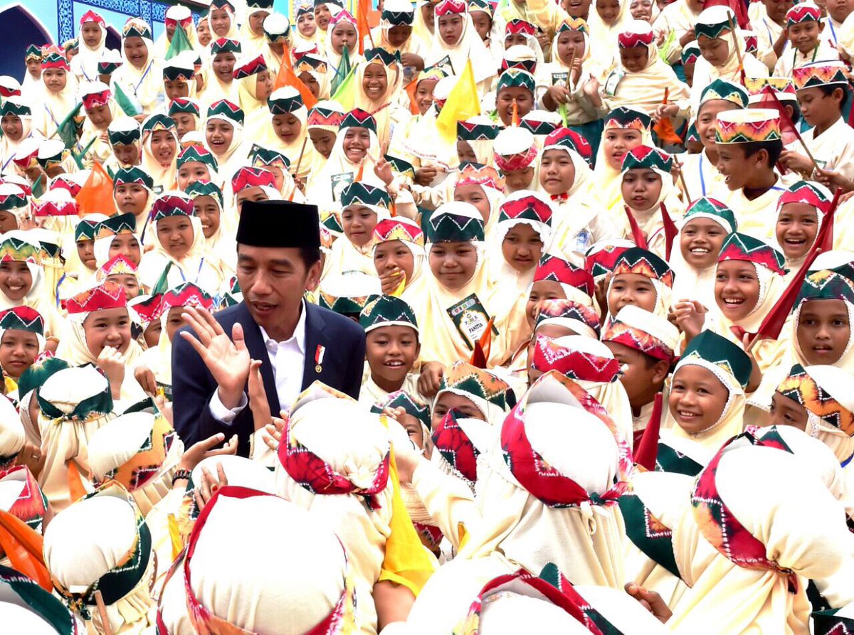 Tiga Santri Dapat Sepeda dari Presiden Jokowi