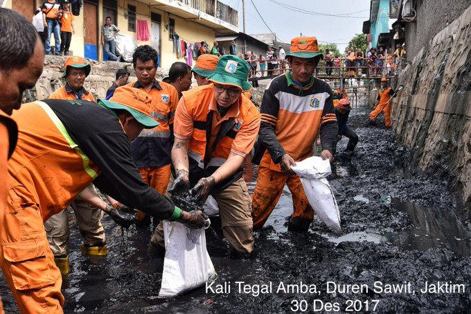 kali-ciliwung-meluap-2-rt-di-kampung-melayu-tergenang-air