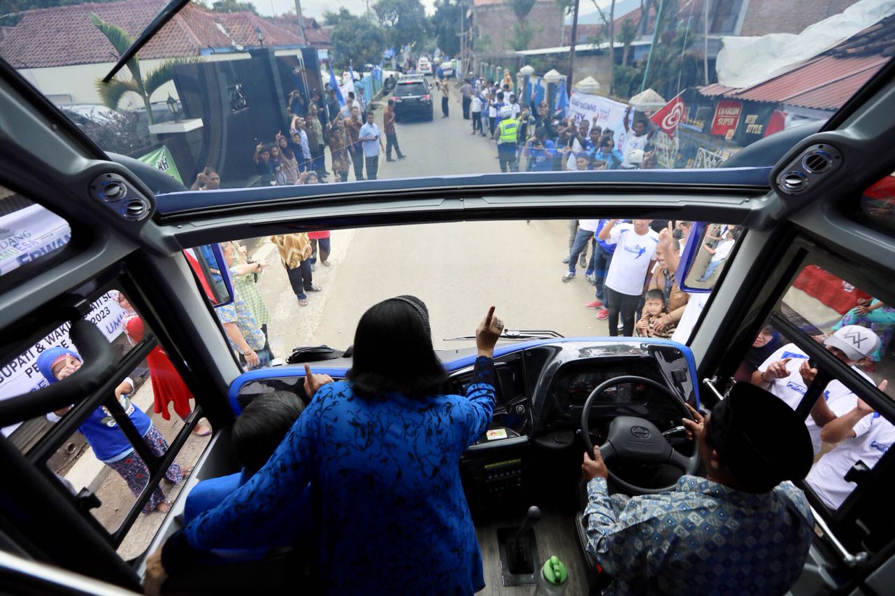 Melihat Mewahnya Bus yang Digunakan untuk Safari Politik