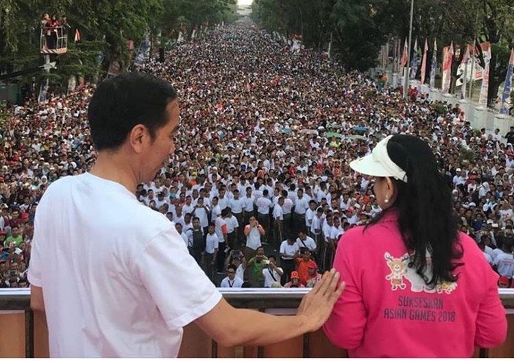 Khofifah dan Ganjar Temani Jokowi Jalan Santai di Makassar