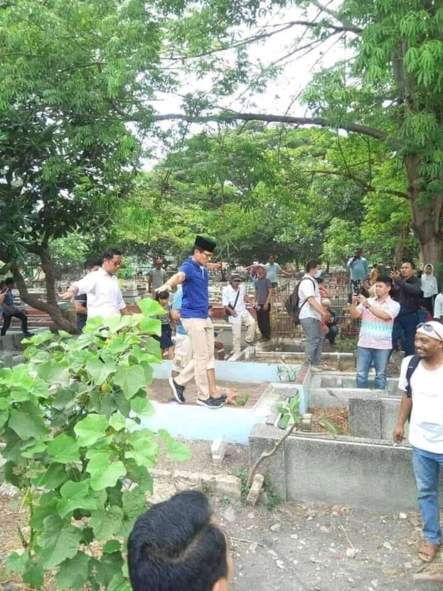 sandi-minta-maaf-langkahi-makam-said-aqil-harusnya-ke-keluarga