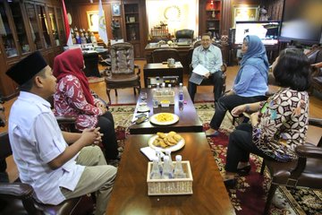 Nah Loh! Wanita Pelaku Kampanye Hitam Ternyata Pernah Bertemu Fadli Zon!
