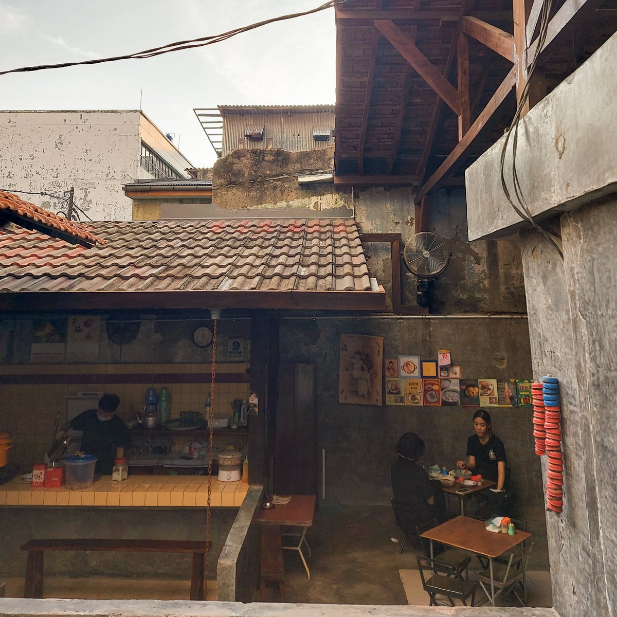 Resto Populer yang Dekat Stasiun MRT Blok M