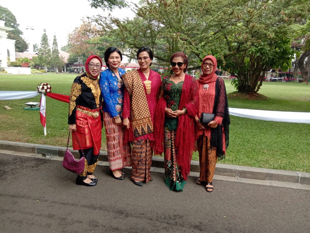 Kebaya batik tampilkan pesona wanita lebih menarik tambah cantik