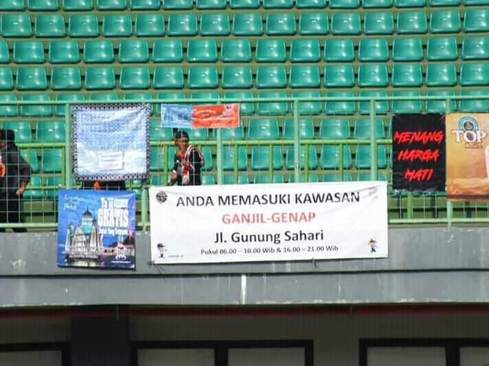 Spanduk! Hadiah dari THE JAKMANIA untuk PERSIJA!