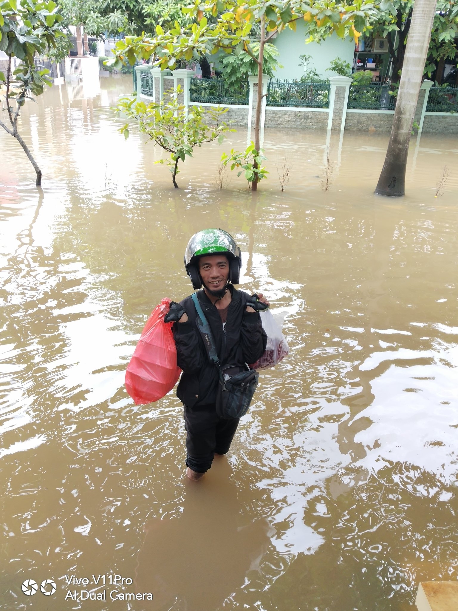 Potret tetap semangat bekerja di tengah banjir Jakarta, bikin kamu geleng kepala