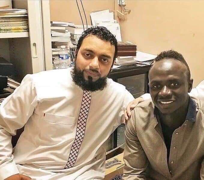 Sadio Mane Sering Nyamar Jadi Orang Biasa Saat ke Masjid, Bersihkan Toilet