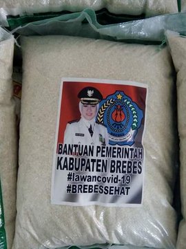 Warga Adukan Bupati Brebes Juga Pasang Wajahnya di Bantuan COVID-19