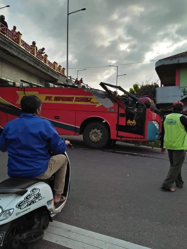 Bus Tabrak Flyover di Padang Panjang Hingga Bodi Atasnya Terpisah