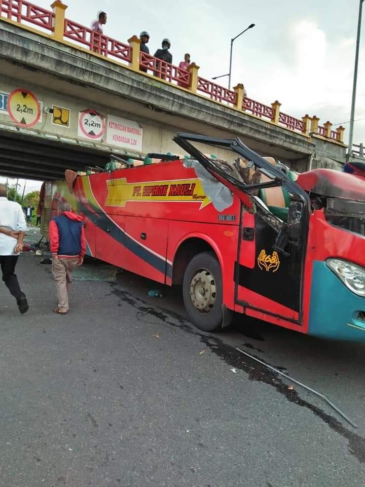 Bus Tabrak Flyover di Padang Panjang Hingga Bodi Atasnya Terpisah
