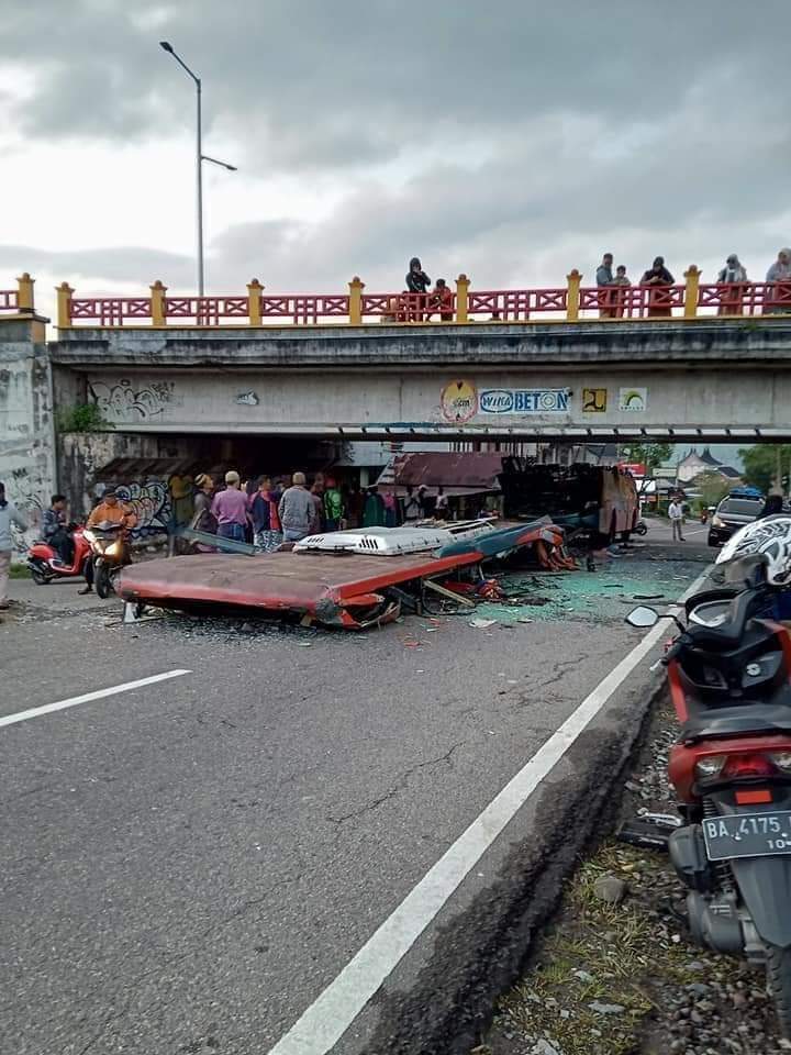 Bus Tabrak Flyover di Padang Panjang Hingga Bodi Atasnya Terpisah
