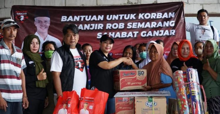 relawan-ganjar-bantu-korban-banjir-di-semarang