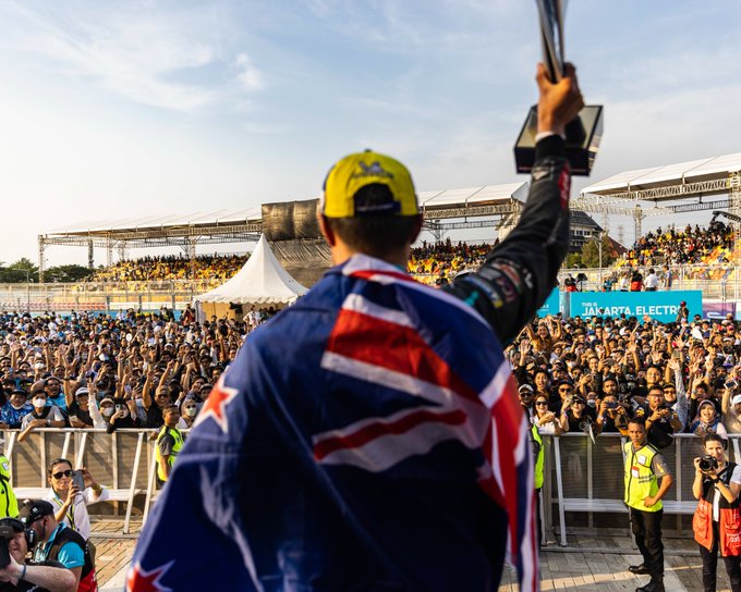 para-jawara-formula-e-kompak-puas-balapan-di-jakarta-terima-kasih-indonesia