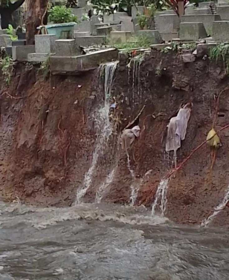 Viral Kain Kafan Terjulur Akibat Longsor yang Terjang TPU Sirnaraga