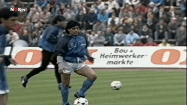 Video Masa Muda Diego Maradona Melakukan Pemanasan Sebelum Bertanding, RIP Legend!