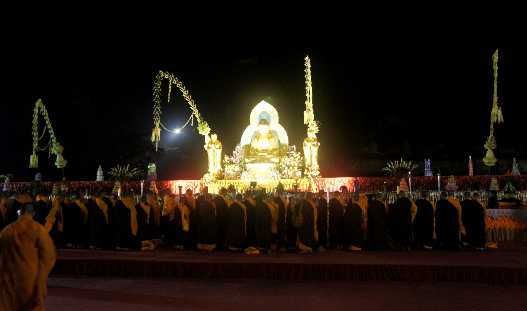 Serba-Serbi Perayaan Waisak di Candi Borobudur. Antara Supranatural, Lampion, dan Doa