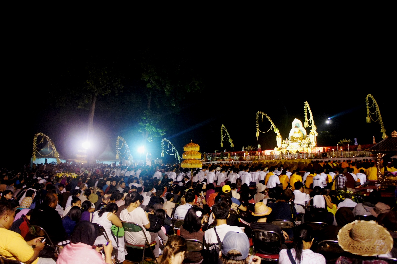 Serba-Serbi Perayaan Waisak di Candi Borobudur. Antara Supranatural, Lampion, dan Doa