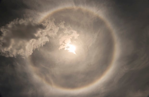 FOTO: Fenomena Langka, Pelangi di Sekeliling Matahari