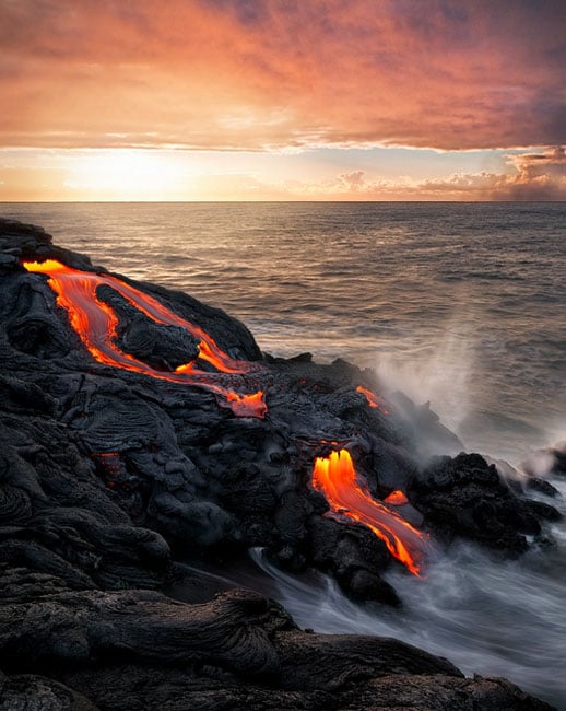 Ini dia Fotografer handal yang memotret lava dengan jarak 1 meter