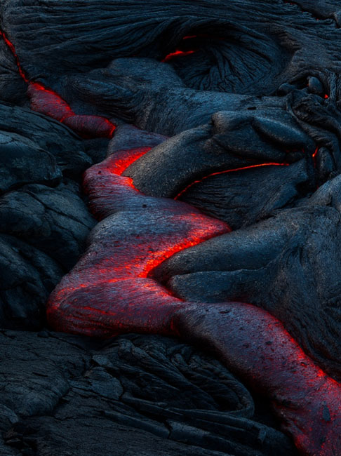 Ini dia Fotografer handal yang memotret lava dengan jarak 1 meter