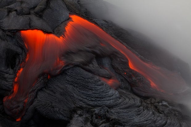 Ini dia Fotografer handal yang memotret lava dengan jarak 1 meter